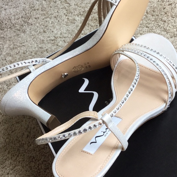 Nina Shoes - 💗💗Pearly Silver Sandals NWOT